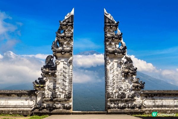 峇里島金巴蘭門以其壯觀的景色和獨特設計成為最熱門景點，站在門...