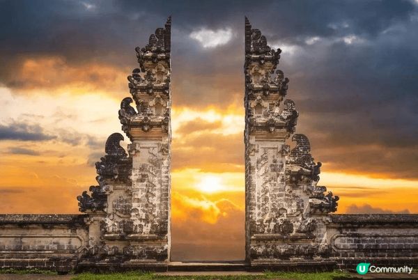 峇里島金巴蘭門以其壯觀的景色和獨特設計成為最熱門景點，站在門...