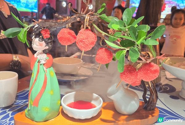 “遇見長安”也令我遇見了打卡美食，餐廳嘅美食擺設得十分古色古...