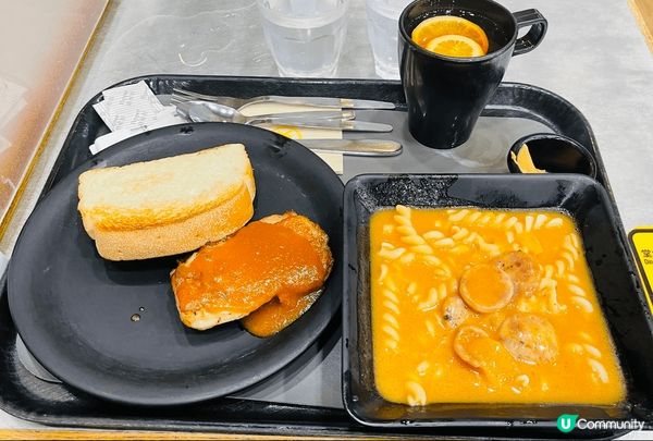 簡簡單單的早餐。又中（炒麵燒賣蘿蔔糕）又西雞扒腸仔螺絲粉多士...