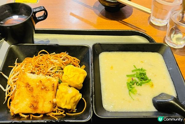 簡簡單單的早餐。又中（炒麵燒賣蘿蔔糕）又西雞扒腸仔螺絲粉多士...