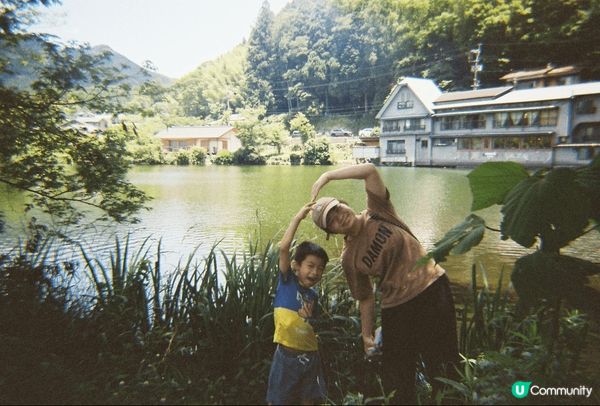 帶兒子去福岡旅行，食炭燒鰻魚，去金鱗湖，清澈嘅湖水比太陽照射...