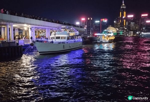 我今次打卡的地方是尖沙咀碼頭附近的海濱夜景,晚上非常熱鬧是個...