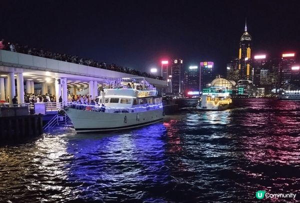 我今次打卡的地方是尖沙咀碼頭附近的海濱夜景,晚上非常熱鬧是個...