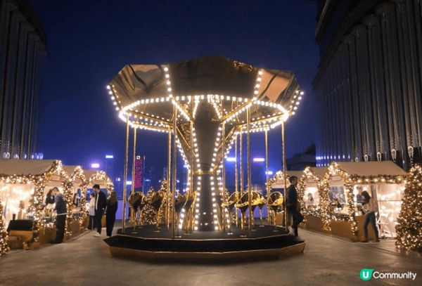 我推薦西九聖誕樹和聖誕小鎮，因為這裡不僅有壯觀的聖誕樹，還有...