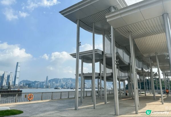 長沙灣海濱長廊最標誌嘅建築就係白色波浪頂嘅涼亭，可以喺涼亭下...