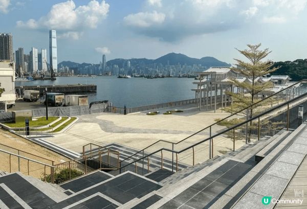 長沙灣海濱長廊最標誌嘅建築就係白色波浪頂嘅涼亭，可以喺涼亭下...