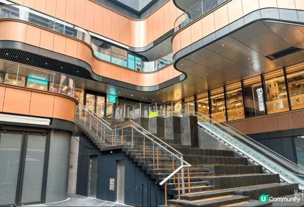 長沙灣海濱長廊最標誌嘅建築就係白色波浪頂嘅涼亭，可以喺涼亭下...