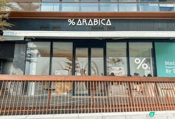 長沙灣海濱長廊最標誌嘅建築就係白色波浪頂嘅涼亭，可以喺涼亭下...