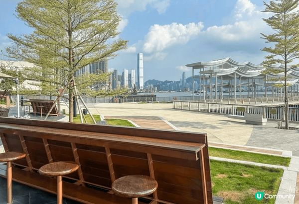 長沙灣海濱長廊最標誌嘅建築就係白色波浪頂嘅涼亭，可以喺涼亭下...