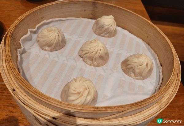 鼎泰豐新生店，晚餐只簡單叫了幾個點心和豬扒飯，味道和香港差不...