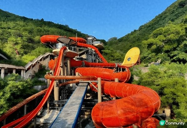 海洋公園水上樂園真是一個一家大細都啱玩嘅地方！佢有五個主題區...