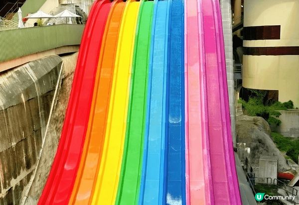 海洋公園水上樂園真是一個一家大細都啱玩嘅地方！佢有五個主題區...