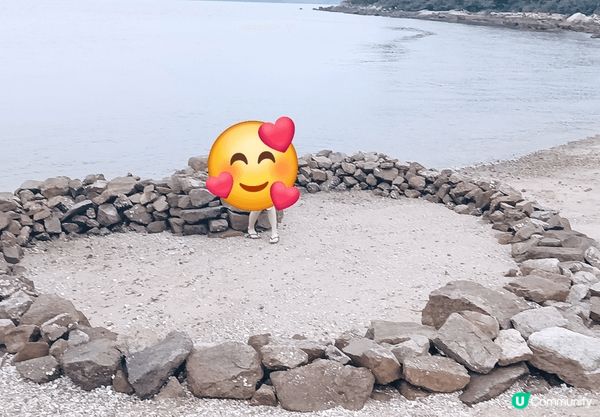 這是一個位於马鞍山烏溪沙白石附近的石灘，心型是人手堆砌出來，...