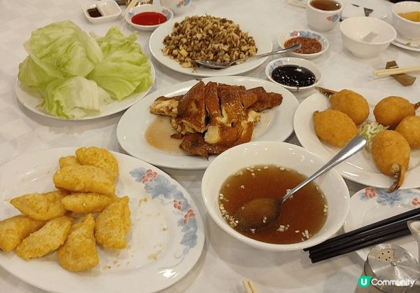 鳳城酒家的「百花釀蟹拑」，外層炸漿既薄且脆，裡面蝦膠鮮味彈牙...