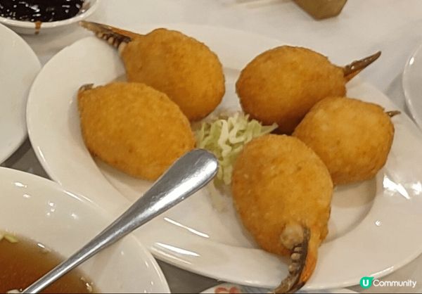 鳳城酒家的「百花釀蟹拑」，外層炸漿既薄且脆，裡面蝦膠鮮味彈牙...