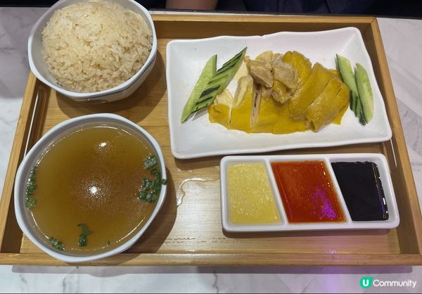 好足料的海南雞飯，特別是油飯好香好好食，食曬一大碗都好輕鬆😎...