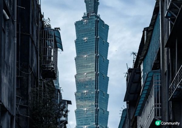 台北101是位於臺灣臺北市信義區的超高層摩天大樓,做為主體建...