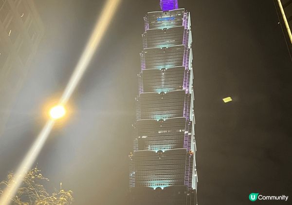 台北101是位於臺灣臺北市信義區的超高層摩天大樓,做為主體建...