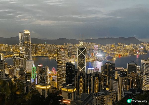 山頂可以睇到東方之珠最美的一個位置, 下白泥在繁榮的地方都會...