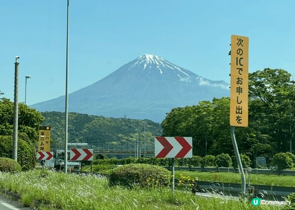 駕車自由行時看到遠處有雪的富士山