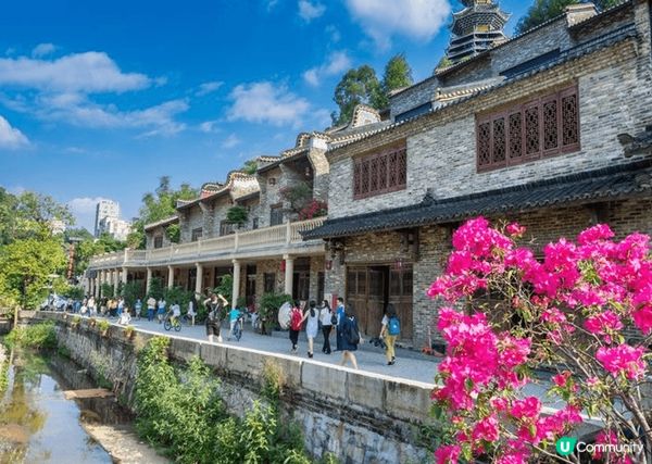 这张图片描绘了位于深圳的一个著名景点 "世界之窗"。这是一个...