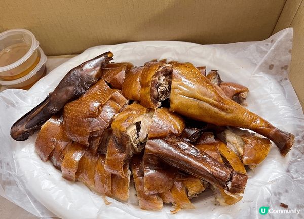 棋哥茶餐廳嘅燒鵝，多人買要排一陣間隊不過食落去有荔枝柴嘅香味...