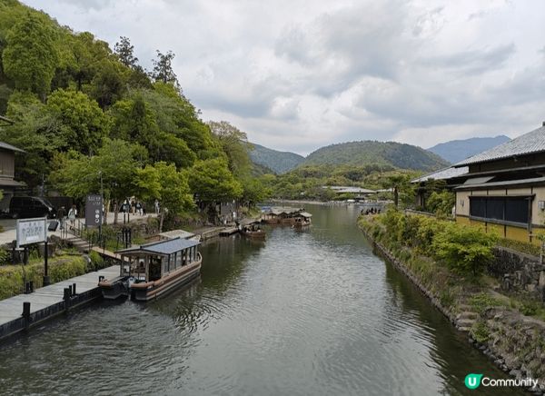 嵐山四季皆美，夏綠盎然。而且竹林步道幽靜又神秘，渡月橋風景如...