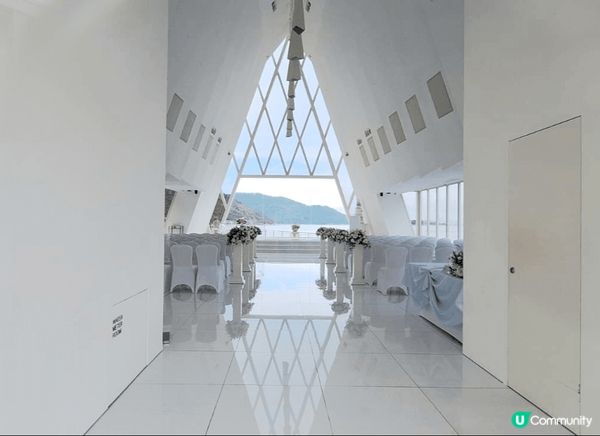 香港也有很漂亮的打卡靚景，愉景灣就有非浪漫的三角教堂。而酒店...