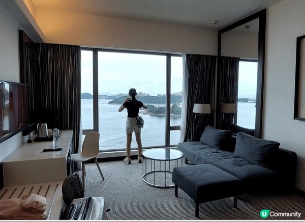 香港也有很漂亮的打卡靚景，愉景灣就有非浪漫的三角教堂。而酒店...