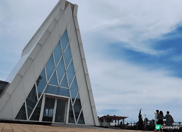 香港也有很漂亮的打卡靚景，愉景灣就有非浪漫的三角教堂。而酒店...