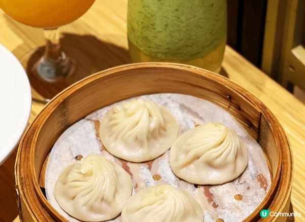 翡翠拉麵⼩籠包以現代少鹽少油的烹調，重新演繹京、川、滬，三地...