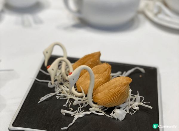 飲茶時見到外貌精美的天鵝榴槤酥都會忍唔住叫一份試下，真的超上...