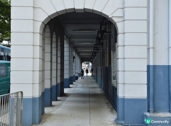 油麻地警署坐落於香港廣東道與眾坊街交界處，呢個愛德華飾建築以...