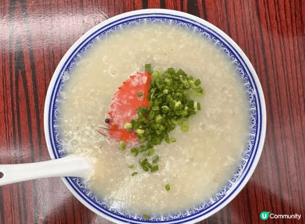 用成隻水蟹熬制的水蟹粥，粥底細膩鮮甜。水蟹的蟹黃精華完全溶於...