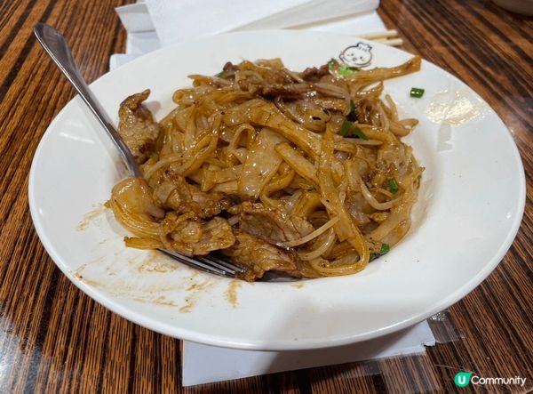 尖沙咀海防道熟食中心入面鴻記，必食乾炒牛河，睇上去以為好油淋...