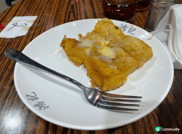 尖沙咀海防道熟食中心入面鴻記，必食乾炒牛河，睇上去以為好油淋...