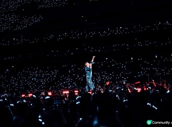 第一次入場買飛睇Coldplay，現場表演十分好看，舉手投足...