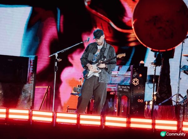 第一次入場買飛睇Coldplay，現場表演十分好看，舉手投足...