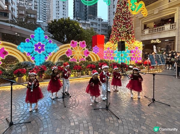 一群小天使報佳音，為節日打開歡樂的開始。