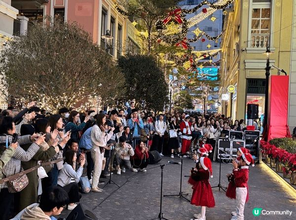 一群小天使報佳音，為節日打開歡樂的開始。