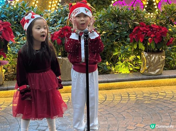 一群小天使報佳音，為節日打開歡樂的開始。