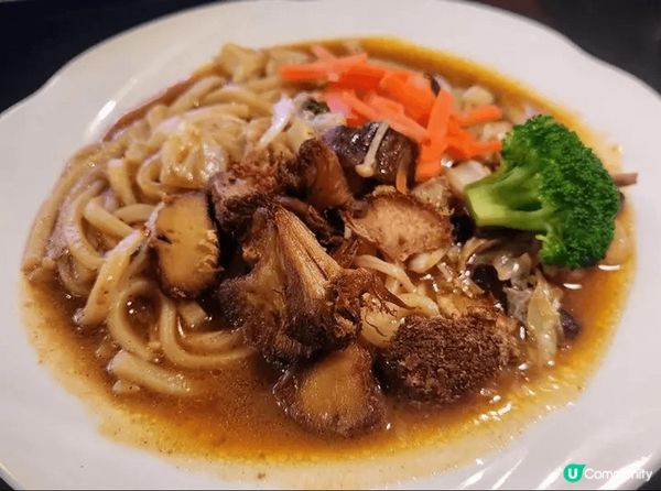 高雄這間素食店，全部都是猴頭菇。我呢個最鍾意食猴頭菇嘅，真係...