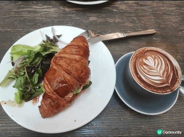 旺角Urban早餐, 牛油果蛋沙律牛角包配沙律菜，配一杯熱m...