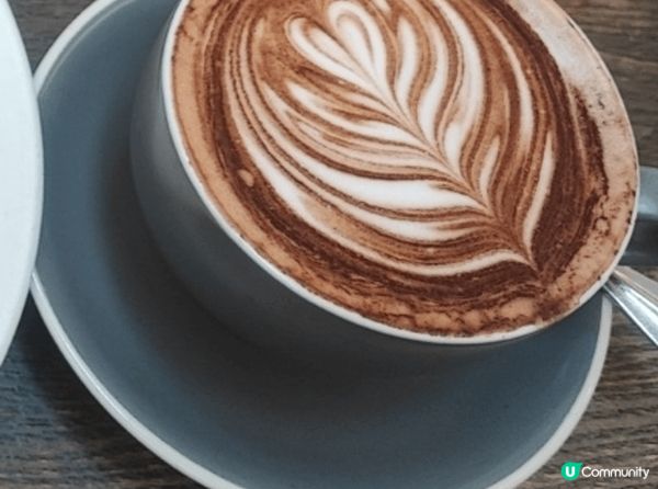 旺角Urban早餐, 牛油果蛋沙律牛角包配沙律菜，配一杯熱m...