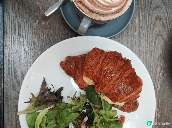 旺角Urban早餐, 牛油果蛋沙律牛角包配沙律菜，配一杯熱m...