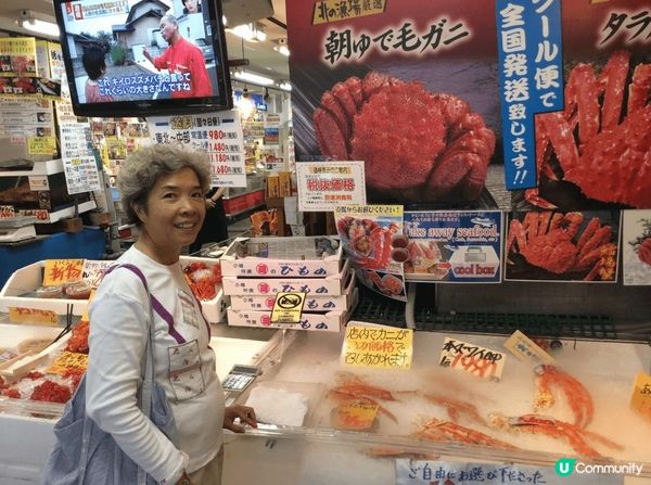 日本北海道小樽市鎮的生鲜市場內有各式多款蟹皇例如松葉蟹，皇帝...