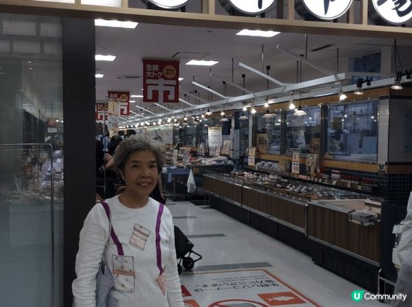 日本北海道小樽市鎮的生鲜市場內有各式多款蟹皇例如松葉蟹，皇帝...