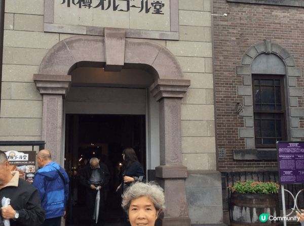 日本北海道小樽市鎮的生鲜市場內有各式多款蟹皇例如松葉蟹，皇帝...