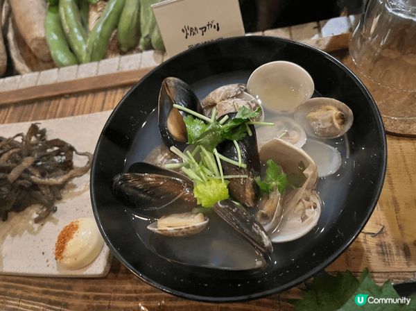 日式傳統爐烤-燗アガリ，位於東京新宿的餐廳，廚師坐在爐火前燒...